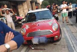 美女在车吃瓜