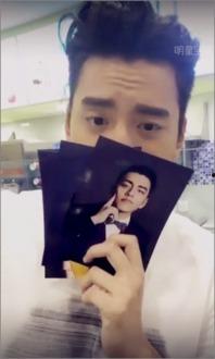 明星和粉丝签名照,明星粉丝签名照背后的故事与情感