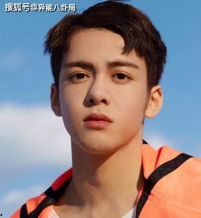 曾舜晞吃瓜给钱